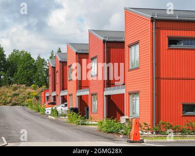 Rue avec maisons de ville de style scandinave ou appartements en copropriété Banque D'Images