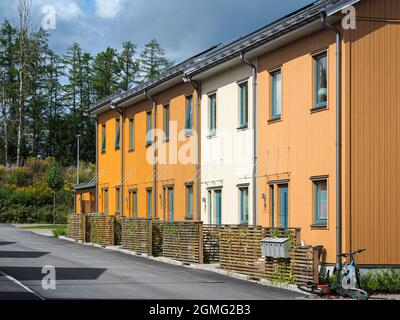 Rue avec maisons de ville de style scandinave ou appartements en copropriété Banque D'Images