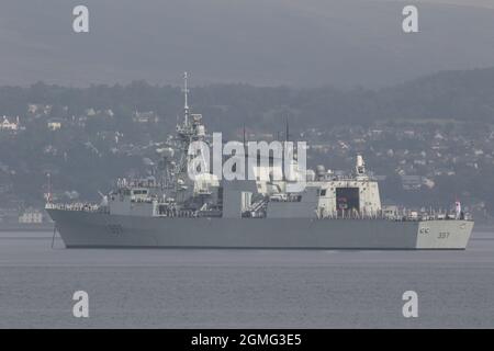 NCSM Fredericton (FFH-337), frégate de classe Halifax (ou de classe ville) de la Marine royale du Canada, au large de Greenock avant de participer aux exercices militaires Dynamic Mariner 2021 et joint Warrior 21-2. Banque D'Images