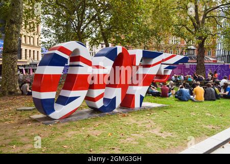 Londres, Royaume-Uni. 18 septembre 2021. Le célèbre logo de 007 a été dévoilé à Leicester Square avant la sortie du dernier film de James Bond, No Time to Die, qui s'ouvre au Royaume-Uni le 30 septembre 2021. Credit: Vuk Valcic / Alamy Live News Banque D'Images