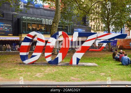 Londres, Royaume-Uni. 18 septembre 2021. Le célèbre logo de 007 a été dévoilé à Leicester Square avant la sortie du dernier film de James Bond, No Time to Die, qui s'ouvre au Royaume-Uni le 30 septembre 2021. Credit: Vuk Valcic / Alamy Live News Banque D'Images