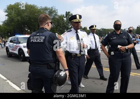 Washington, États-Unis. 18 septembre 2021. Le chef du service de police de DC, Robert Contee, a salué ses collègues lors d'un rassemblement sur « Justice pour J6 » aujourd'hui le 18 septembre 2021 à Union Square à Washington DC, aux États-Unis. (Photo de Lénine Nolly/Sipa USA) Credit: SIPA USA/Alay Live News Banque D'Images