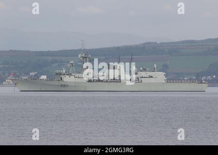 NCSM Fredericton (FFH-337), frégate de classe Halifax (ou de classe ville) de la Marine royale du Canada, au large de Greenock avant de participer aux exercices militaires Dynamic Mariner 2021 et joint Warrior 21-2. Banque D'Images