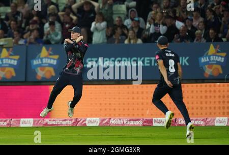 Jordan Cox de Kent Spitfires célèbre après avoir refait jouer le ballon depuis la frontière pour que Matt Milnes (à droite), coéquipier, capture et rejette Lewis Gregory de Somerset lors de la finale de Vitality Blast à Edgbaston, Birmingham. Date de la photo: Samedi 18 septembre 2021. Banque D'Images