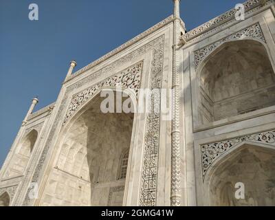 Photo à angle bas des détails de la gravure murale du Taj Mahal à Agra, Inde Banque D'Images