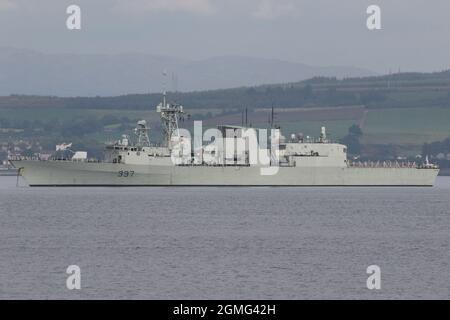 NCSM Fredericton (FFH-337), frégate de classe Halifax (ou de classe ville) de la Marine royale du Canada, au large de Greenock avant de participer aux exercices militaires Dynamic Mariner 2021 et joint Warrior 21-2. Banque D'Images