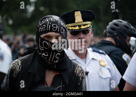 Un contre-manifestant est emmené par la police lors du rassemblement « Justice pour J6 », une manifestation du traitement réservé aux personnes arrêtées le 6 janvier lors de la prise de pouvoir du Capitole des États-Unis, à Washington, DC, le 18 septembre 2021. Cette personne a été forcée de quitter la zone de protestation autorisée par la police mais n'a pas été arrêtée. (Photo par Matthew Rodier/Sipa USA) crédit: SIPA USA/Alay Live News Banque D'Images