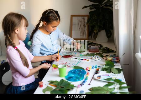 Artisanat d'automne pour les enfants. Renard animal en feuille d'érable. Art et créativité pour les enfants. Artisanat en matériaux naturels. Dessin pour filles avec peintures. Banque D'Images