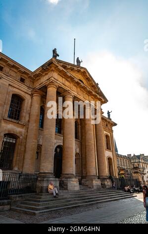 Oxfordshire royaume-uni 15 septembre 2021 clarendon biolding à oxfordshire avec avertissement de soleil à droite Banque D'Images