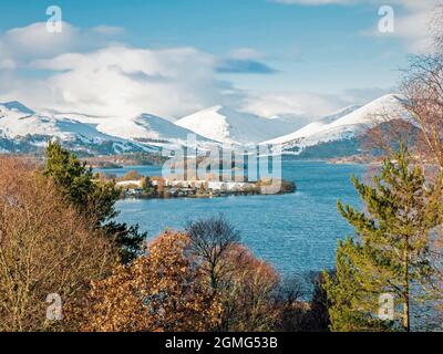 Scène hivernante du Loch Lomond et des Luss Hills, depuis le fort Craigie, un point de vue sur la voie West Highland au-dessus de Balmaha, Scottish Southern Highlands. Banque D'Images