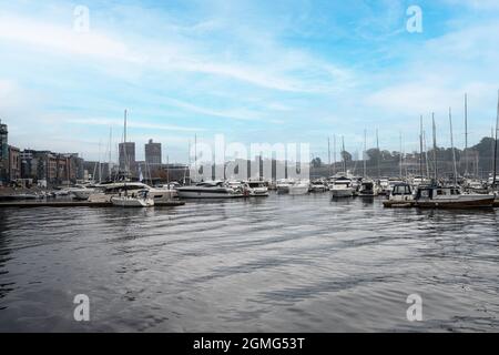 Oslo, Norvège. Septembre 2021. Vue sur les bateaux de la marina d'Oslo Banque D'Images