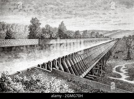 Vue sur le canal Highline et un aqueduc à ossature de bois dans Platte Canyon, sur la rivière South Platte, dans le comté de Douglas, Colorado. États-Unis. Ancienne illustration gravée du XIXe siècle de la nature 1883 Banque D'Images