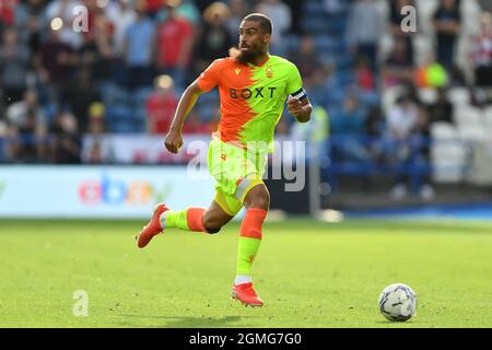 HUDDERSFIELD, ROYAUME-UNI. 18 SEPT Lewis Grabban de Nottingham Forest court avec le ballon pendant le match de championnat de Sky Bet entre la ville de Huddersfield et la forêt de Nottingham au stade John Smith, Huddersfield le samedi 18 septembre 2021. (Credit: Jon Hobley | MI News) Credit: MI News & Sport /Alay Live News Banque D'Images