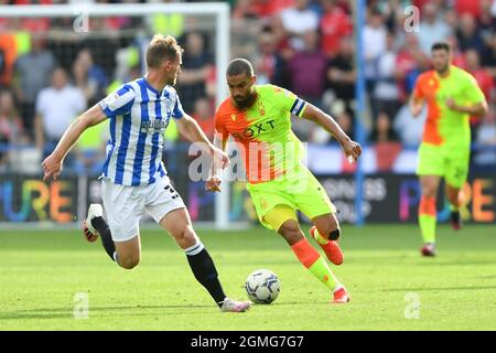 HUDDERSFIELD, ROYAUME-UNI. 18 SEPT Lewis Grabban de Nottingham Forest court avec le ballon pendant le match de championnat de Sky Bet entre la ville de Huddersfield et la forêt de Nottingham au stade John Smith, Huddersfield le samedi 18 septembre 2021. (Credit: Jon Hobley | MI News) Credit: MI News & Sport /Alay Live News Banque D'Images