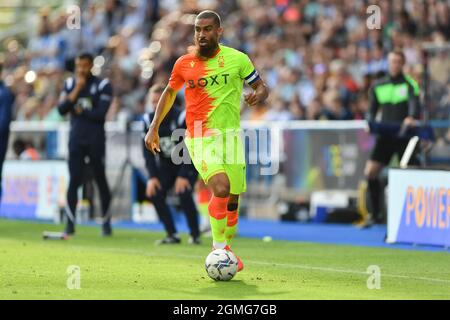 HUDDERSFIELD, ROYAUME-UNI. 18 SEPT Lewis Grabban de Nottingham Forest court avec le ballon pendant le match de championnat de Sky Bet entre la ville de Huddersfield et la forêt de Nottingham au stade John Smith, Huddersfield le samedi 18 septembre 2021. (Credit: Jon Hobley | MI News) Credit: MI News & Sport /Alay Live News Banque D'Images