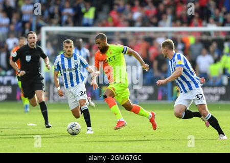 HUDDERSFIELD, ROYAUME-UNI. 18 SEPT Lewis Grabban de Nottingham Forest court avec le ballon pendant le match de championnat de Sky Bet entre la ville de Huddersfield et la forêt de Nottingham au stade John Smith, Huddersfield le samedi 18 septembre 2021. (Credit: Jon Hobley | MI News) Credit: MI News & Sport /Alay Live News Banque D'Images