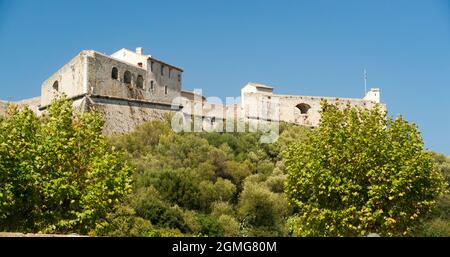 Ciel bleu au-dessus du fort Vauban à Antibes sur la Côte d'Azur Banque D'Images