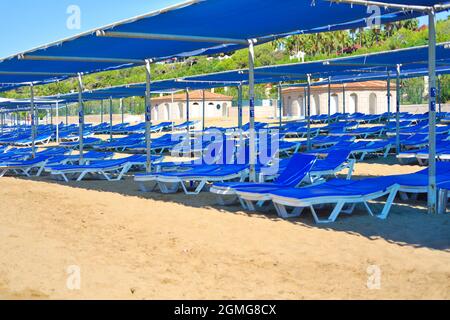 Transats vides à Sandy Beach Summertime Banque D'Images