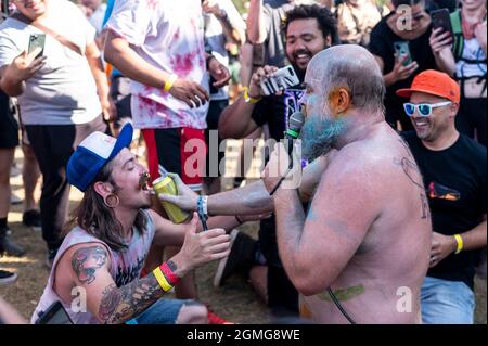 Chicago, États-Unis. 18 septembre 2021. Tim Harrington, des Savy Fav, se produit au parc Douglas pendant le festival de musique Riot Fest le samedi 18 septembre 2021 à Chicago, il. (Photo de Christopher Dilts/Sipa USA) crédit: SIPA USA/Alay Live News Banque D'Images