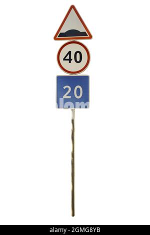 Poteau de fer avec trois indications de direction de la route de différentes significations et couleurs sur fond blanc de coupure Banque D'Images