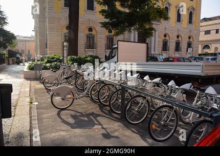 De nombreux vélos à louer par les touristes et les habitants de la ville se trouvent en rangées sur le trottoir de la vieille ville, attaché à la clôture Banque D'Images