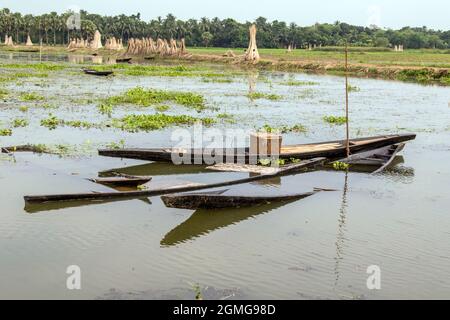 Bateau en naufrage et paysage rural au nord 24 Parganas ouest bengale inde Banque D'Images