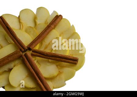 ​​white tranches de pommes et de cannelle bordées d'un cercle et d'une étoile sur fond blanc Banque D'Images