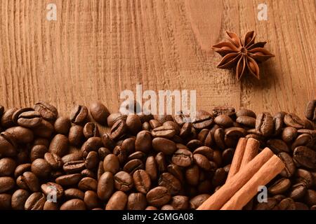 Saupoudrer les grains de café au bas de la photo, ainsi que l'anis et la cannelle. Photo ci-dessus de fond en bois marron vide Banque D'Images