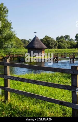 Angleterre, Hampshire, Test Valley, Stockbridge, Longstock, Domaine de Leckford, River Test et cabane traditionnelle de pêcheur de chaume Banque D'Images