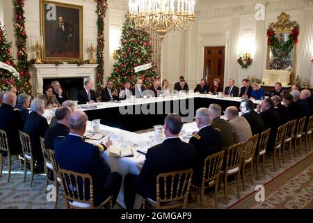 Le président Barack Obama rencontre le secrétaire à la Défense Leon Panetta, le général Martin Dempsey, le président des chefs d'état-major interarmées, les commandants des combattants et d'autres responsables du Pentagone pour discuter du budget du ministère de la Défense, dans la salle à manger de l'État de la Maison Blanche, le 1er décembre 2011. (Photo officielle de la Maison Blanche par Pete Souza) cette photo officielle de la Maison Blanche est disponible uniquement pour publication par les organismes de presse et/ou pour impression personnelle par le(s) sujet(s) de la photo. La photographie ne peut être manipulée d'aucune manière et ne peut pas être utilisée dans un tapis commercial ou politique Banque D'Images