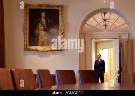 Le président Barack Obama se tient dans le Bureau ovale extérieur, vu de la salle du Cabinet de la Maison Blanche, le 7 janvier 2010. (Photo officielle de la Maison Blanche par Pete Souza) cette photo officielle de la Maison Blanche est disponible uniquement pour publication par les organismes de presse et/ou pour impression personnelle par le(s) sujet(s) de la photo. La photographie ne peut être manipulée d'aucune manière et ne peut pas être utilisée dans des documents commerciaux ou politiques, des publicités, des courriels, des produits, des promotions qui, de quelque manière que ce soit, suggèrent l'approbation ou l'approbation du Président, de la première famille ou de la Maison Blanche. Banque D'Images