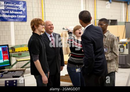 Le président Barack Obama est accueilli par des étudiants lors d'une visite du laboratoire de fabrication d'éoliennes et de Fab au Lorain County Community College, Elyria, Ohio, le 22 janvier 2010. (Photo officielle de la Maison Blanche par Pete Souza) cette photo officielle de la Maison Blanche est disponible uniquement pour publication par les organismes de presse et/ou pour impression personnelle par le(s) sujet(s) de la photo. La photographie ne peut être manipulée d'aucune manière et ne peut pas être utilisée dans des documents commerciaux ou politiques, des publicités, des e-mails, des produits, des promotions qui, de quelque manière que ce soit, suggèrent l'approbation ou l'approbation du Pre Banque D'Images