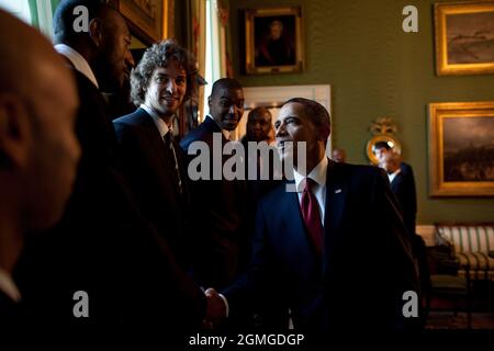 Le président Barack Obama salue les Lakers de Los Angeles dans la salle verte de la Maison Blanche, le 25 janvier 2010. (Photo officielle de la Maison Blanche par Pete Souza) cette photo officielle de la Maison Blanche est disponible uniquement pour publication par les organismes de presse et/ou pour impression personnelle par le(s) sujet(s) de la photo. La photographie ne peut être manipulée d'aucune manière et ne peut pas être utilisée dans des documents commerciaux ou politiques, des publicités, des courriels, des produits, des promotions qui, de quelque manière que ce soit, suggèrent l'approbation ou l'approbation du Président, de la première famille ou de la Maison Blanche. Banque D'Images