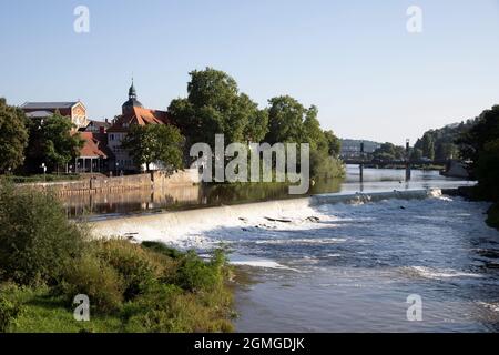 Hameln, Basse-Saxe, Allemagne, 09 03 2021, vue sur le fleuve Weser à Hameln, ville en arrière-plan Banque D'Images