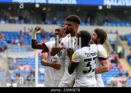 Cardiff, Royaume-Uni. 18 septembre 2021. Philip Billing de l'AFC Bournemouth (c) célèbre avec ses coéquipiers après avoir mis ses équipes au premier but. EFL Skybet Championship Match, Cardiff City v AFC Bournemouth au Cardiff City Stadium de Cardiff, pays de Galles, le samedi 18 septembre 2021. Cette image ne peut être utilisée qu'à des fins éditoriales. Utilisation éditoriale uniquement, licence requise pour une utilisation commerciale. Aucune utilisation dans les Paris, les jeux ou les publications d'un seul club/ligue/joueur. photo par Andrew Orchard/Andrew Orchard sports Photography/Alamy Live News crédit: Andrew Orchard sports Photography/Alamy Live News Banque D'Images