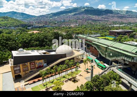 Medellin, Antioquia. Colombie - 17 septembre 2021 - le parc des désirs, avec le planétarium municipal Jesús Emilio Ramírez, a commencé la transformation Banque D'Images