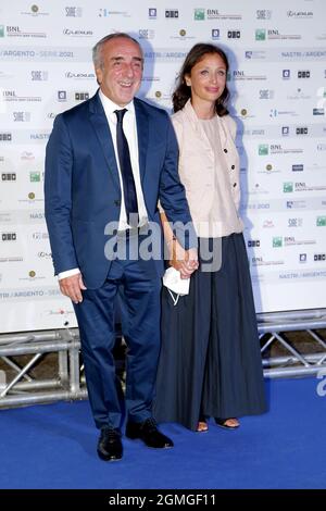 Naples, Italie. 18 septembre 2021. Cérémonie de Naples pour la remise des prix de la série télévisée Natri d'Argento, Silvio Orlando avec sa femme Maria laura Rondanini. Crédit : Agence photo indépendante/Alamy Live News Banque D'Images