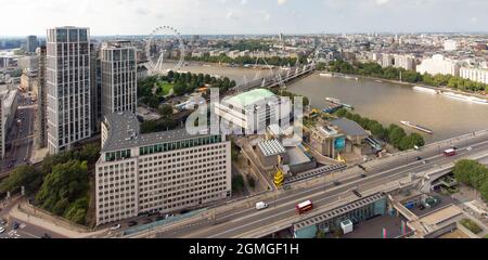 Southbank place et Waterloo Bridge Banque D'Images