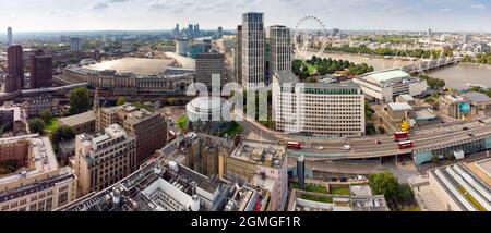 Southbank place et Waterloo Bridge Banque D'Images