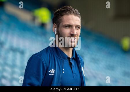 Sheffield, Royaume-Uni. 18 septembre 2021. Luke Leahy #3 de Shrewsbury Town arrive au stade Hillsborough à Sheffield, Royaume-Uni, le 9/18/2021. (Photo de James Heaton/News Images/Sipa USA) crédit: SIPA USA/Alay Live News Banque D'Images