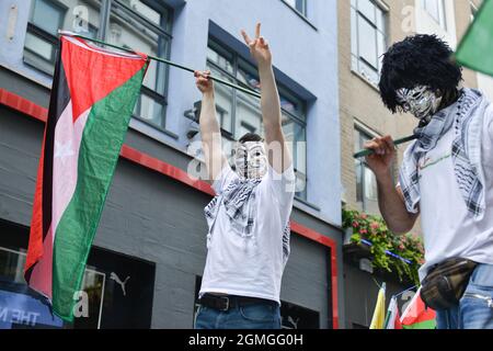 Un manifestant portant un masque Guy Fawkes portant un drapeau palestinien, pendant la manifestation. Boycott Puma manifestation organisée par Palestine Solidarity Campaign et FOA (amis d'Al Aqsa) au magasin phare de Puma sur Carnaby Street, Londres. Banque D'Images