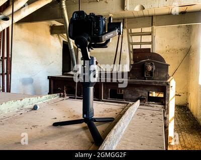 Chambre Luminux et stabilisateur Ronnin SC à l'intérieur du moulin à farine “El Urense” dans URES MPO. URES, Sonora, Mexique. Abandonné, défait, ruines . (Photo par Luis Gutierrez / Norte photo) Camara Luminux y estabilizador ronnin SC en el interior de molino harinero “El Urense” en URES MPO. URES, Sonora, Mexique. Abandon, détérioration, ruinas . (Photo par Luis Gutierrez / Norte photo) Banque D'Images