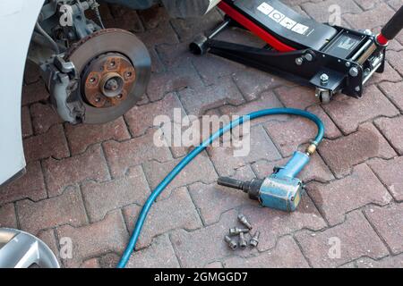 Changement de pneu d'une voiture. Outils de dépose de pneu Banque D'Images