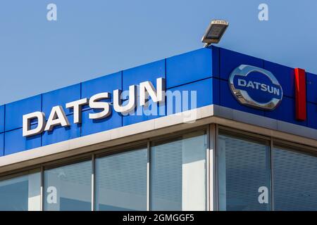 Logo Datsun sur le bâtiment de la concession automobile à la journée ensoleillée - Datsun est une marque automobile appartenant à la Nissan Motor Company - Tula, Russie, 08 30 2021 Banque D'Images