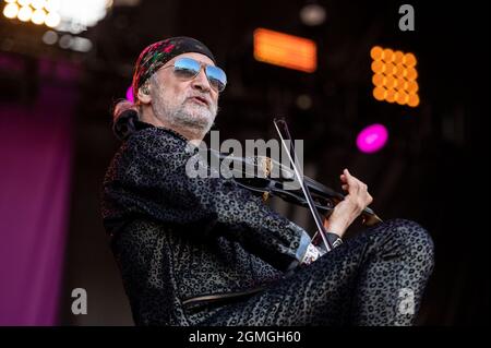 Chicago, États-Unis. 18 septembre 2021. Sergey Ryabtsev de Gogol Bordello se produit au parc Douglas pendant le festival de musique Riot Fest le samedi 18 septembre 2021 à Chicago, il. (Photo de Christopher Dilts/Sipa USA) crédit: SIPA USA/Alay Live News Banque D'Images