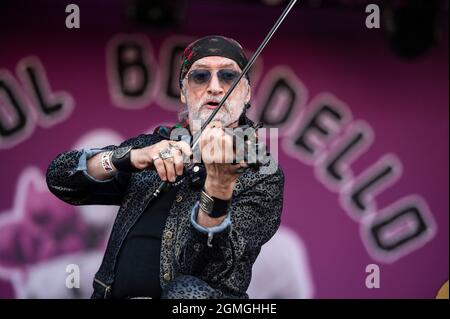 Chicago, États-Unis. 18 septembre 2021. Sergey Ryabtsev de Gogol Bordello se produit au parc Douglas pendant le festival de musique Riot Fest le samedi 18 septembre 2021 à Chicago, il. (Photo de Christopher Dilts/Sipa USA) crédit: SIPA USA/Alay Live News Banque D'Images