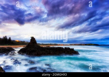 Formation pittoresque de grès et de basalte au large de la plage de Bombo et de la plage de Jones à Kiama en Australie - paysage marin de l'océan Pacifique au coucher du soleil. Banque D'Images