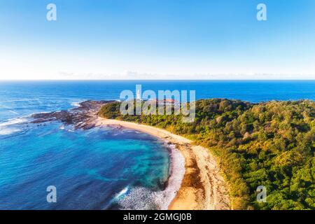 Pointe de Norah dirigez-vous sur la côte centrale de l'Australie Océan Pacifique - Phare de Norah face aux vagues et aux vents sauvages. Banque D'Images