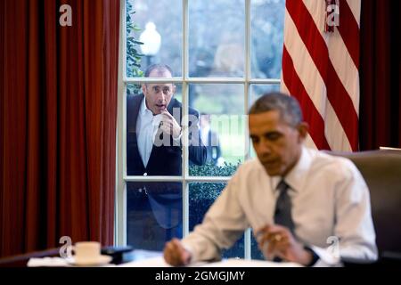 7 décembre 2015 « le comédien Jerry Seinfeld frappe sur la fenêtre du Bureau ovale pour commencer un segment de sa série, « les comédiens dans Cars Getting Coffee ». (Photo officielle de la Maison Blanche par Pete Souza) cette photo officielle de la Maison Blanche est disponible uniquement pour publication par les organismes de presse et/ou pour impression personnelle par le(s) sujet(s) de la photo. La photographie ne peut être manipulée d'aucune manière et ne peut pas être utilisée dans des documents commerciaux ou politiques, des publicités, des courriels, des produits, des promotions qui, de quelque manière que ce soit, suggèrent l'approbation ou l'approbation du Président, de la première famille ou de t Banque D'Images