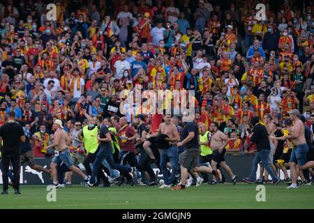 Objectif, hauts de France, France. 19 septembre 2021. Les supporters de Lensois envahissent le terrain pendant le championnat français de football Ligue 1 Uber mange RC Lens contre Lille OSC au stade Felix Bolaert Delelis - Lens.Lens gagné 1:0 (Credit image: © Pierre Stevenin/ZUMA Press Wire) Banque D'Images